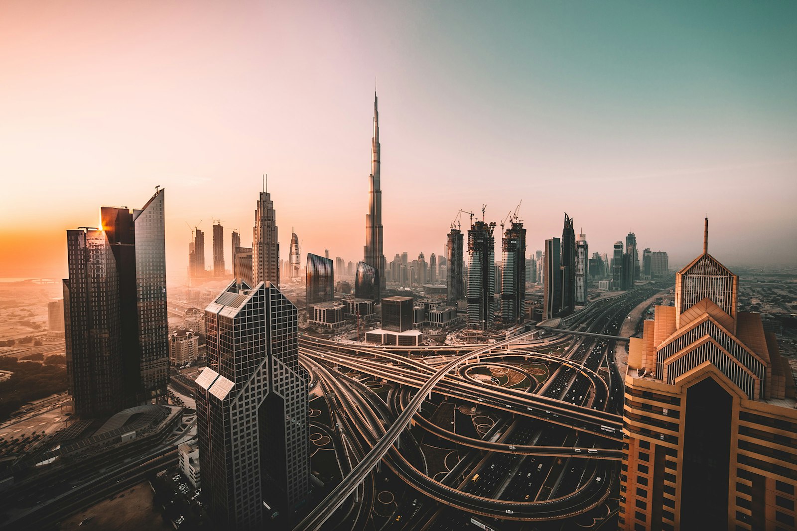 Skyline di Dubai con il Burj Khalifa e lo svincolo di Sheikh Zayed Road